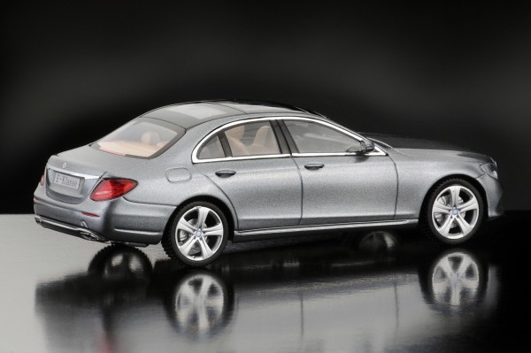 iScale MERCEDES E-Klasse Limousine Avantgarde, selenitgrau